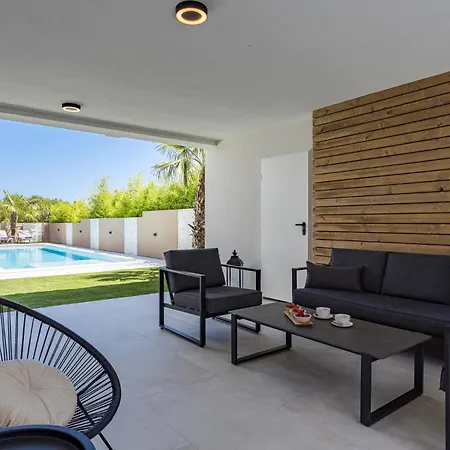 Osea 40 M2 Pool, Sauna, 4 En-suite Bedrooms メドゥリン