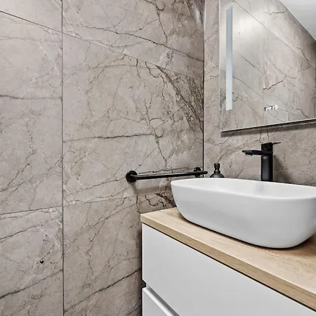Osea 40 M2 Pool, Sauna, 4 En-suite Bedrooms メドゥリン