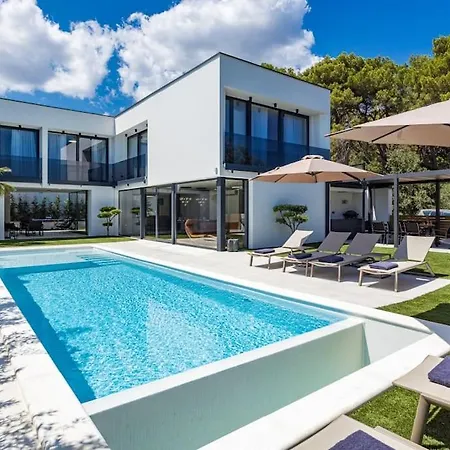 Osea 40 M2 Pool, Sauna, 4 En-suite Bedrooms * Medulin