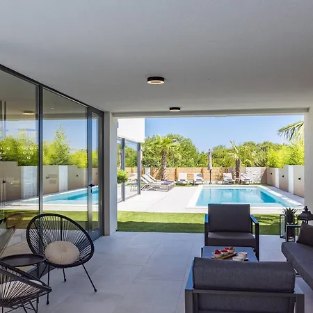 Osea 40 M2 Pool, Sauna, 4 En-suite Bedrooms Μεντουλίν
