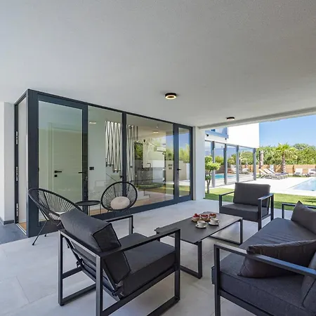 Osea 40 M2 Pool, Sauna, 4 En-suite Bedrooms *